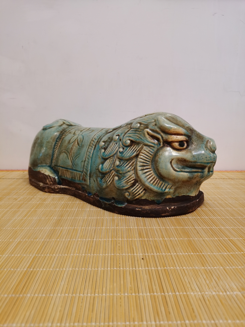 金代松石绿釉虎头枕,高16厘米,长37厘米.