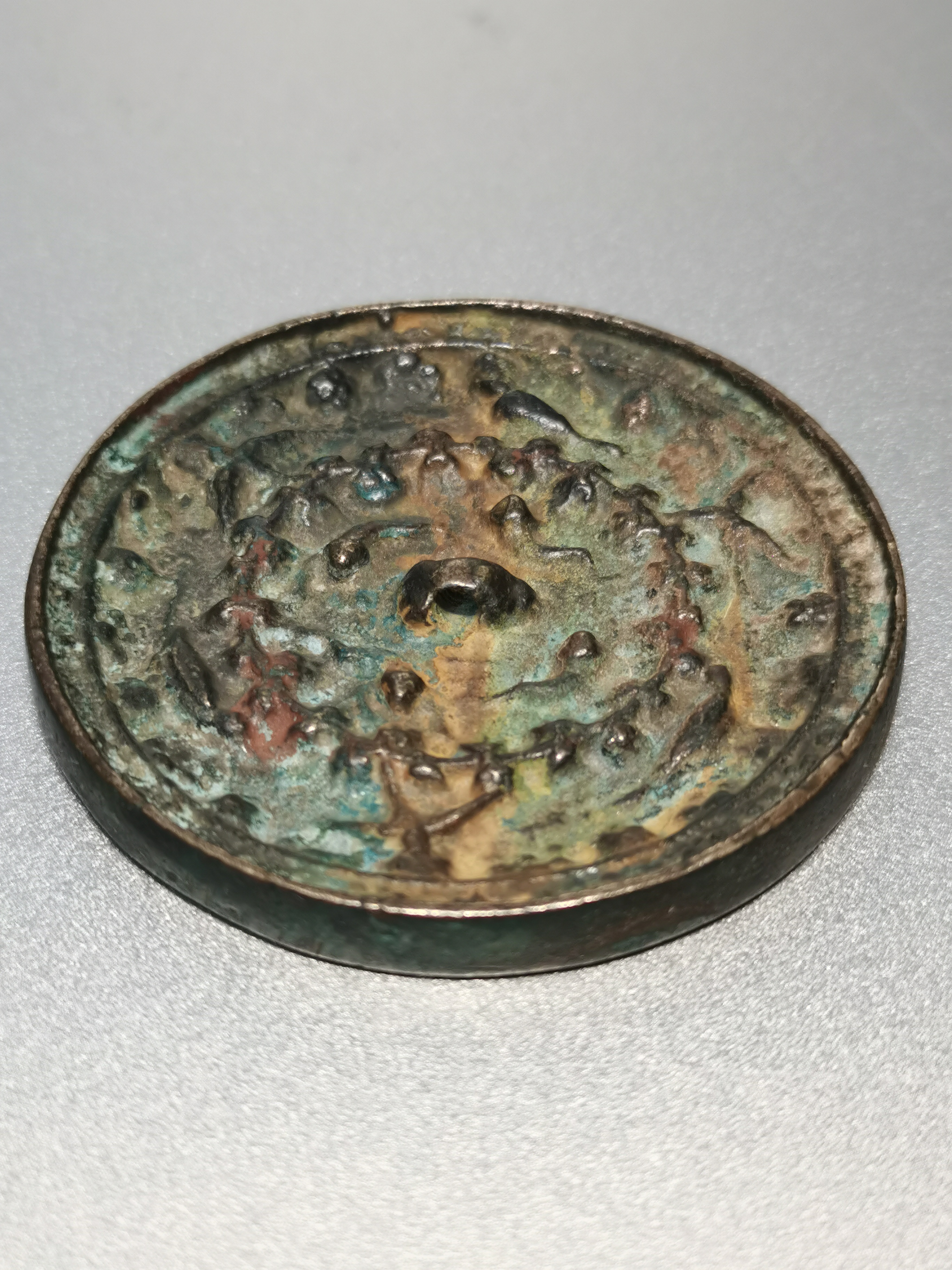 汉代兽鸟纹青铜镜(直径5.5厘米)