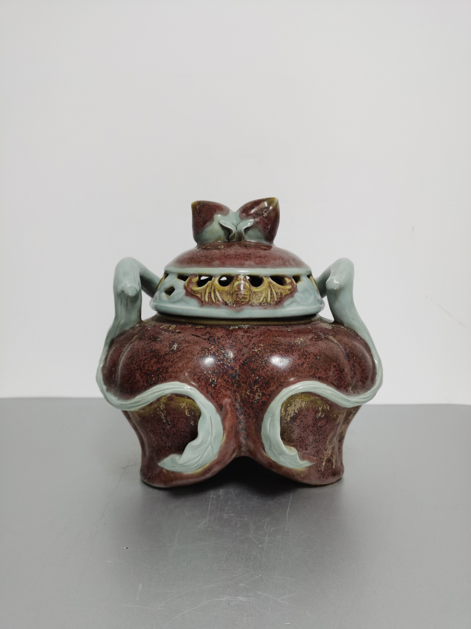 釉里红堆塑福禄寿喜枢府釉双耳三足香炉61元代 高26厘米,直径25厘米