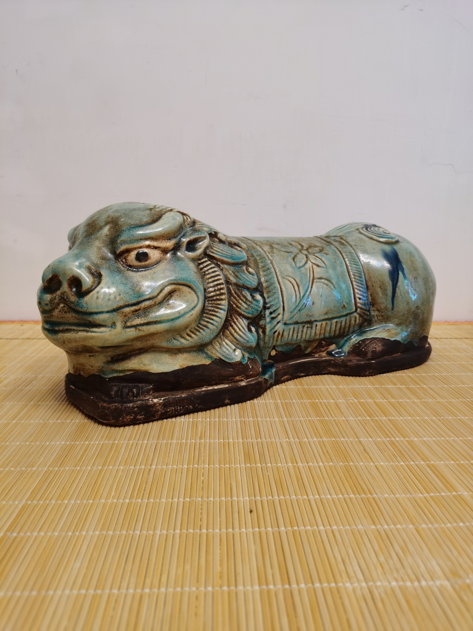 金代松石绿釉虎头枕,高16厘米,长37厘米.