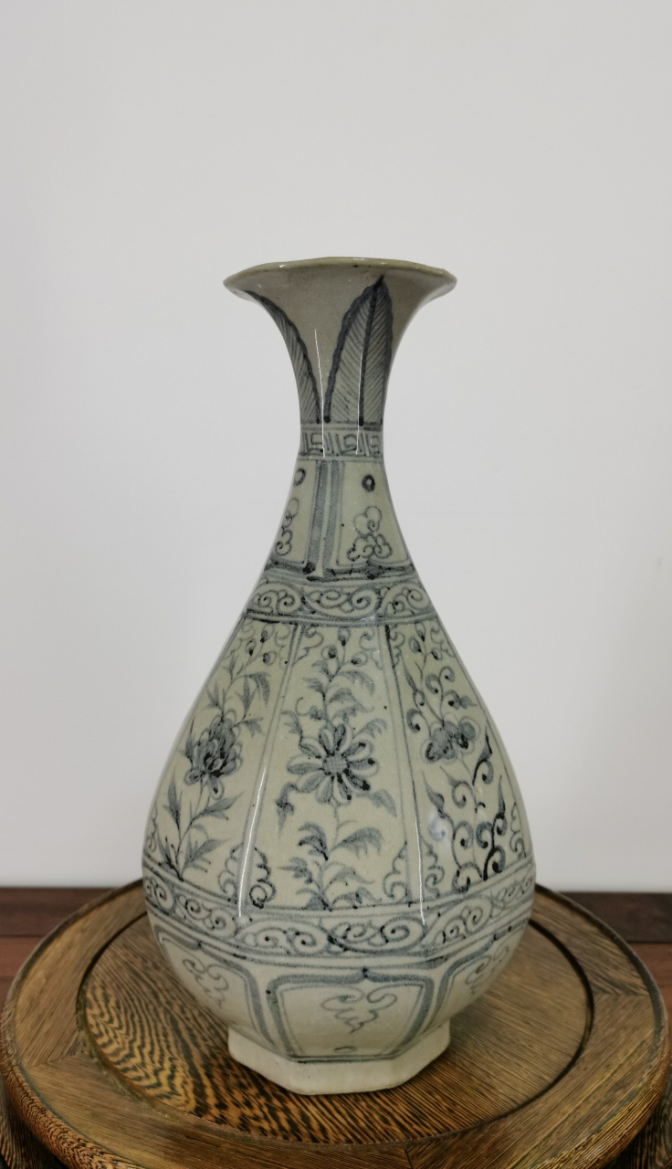 【北风博物馆】元青花八方玉壶春瓶 此件青花玉壶春瓶高31cm;口径9.