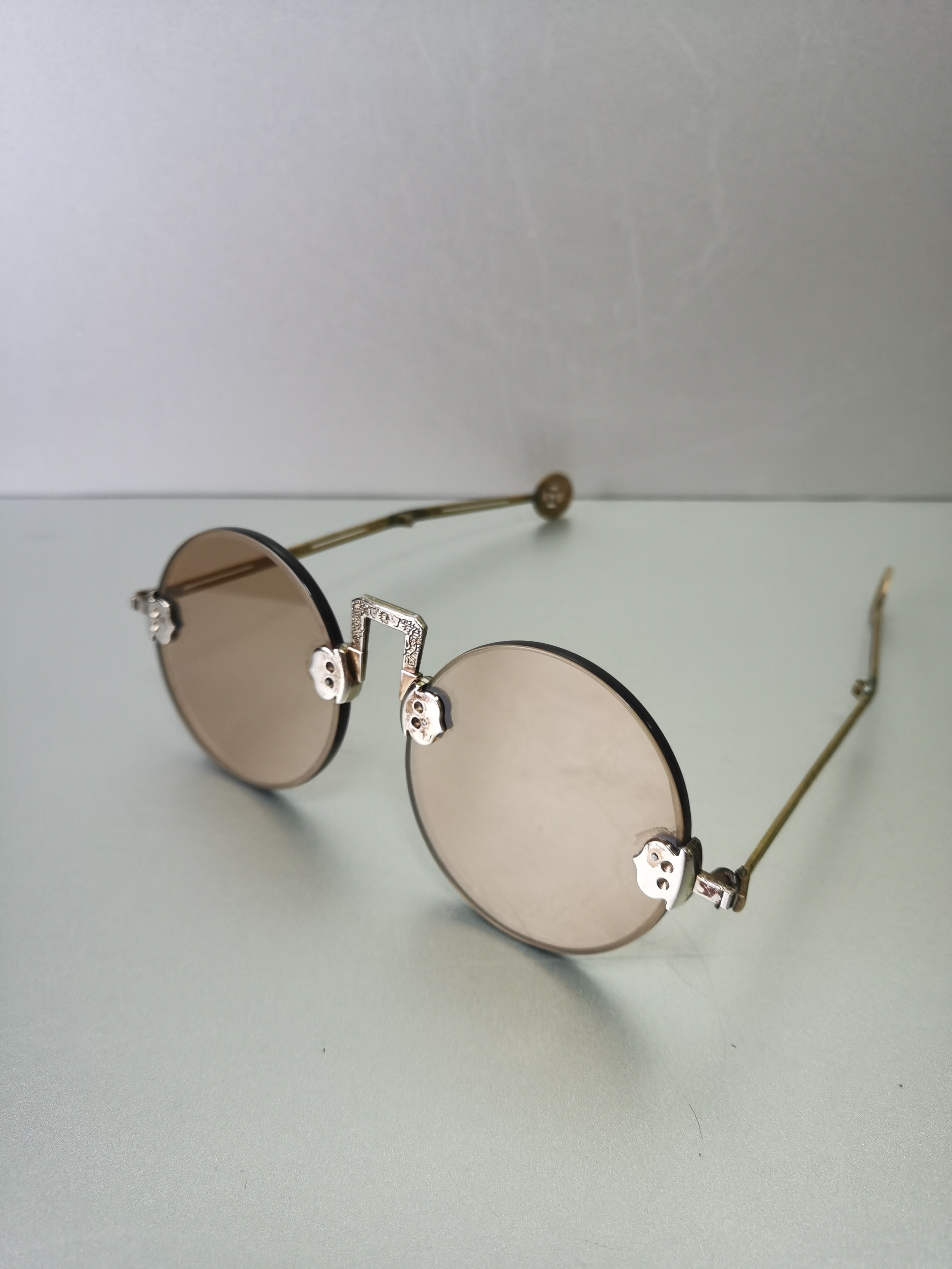 【北风博物馆】清代茶色水晶眼镜 此副水晶眼镜是清代晚期的作品,镜面