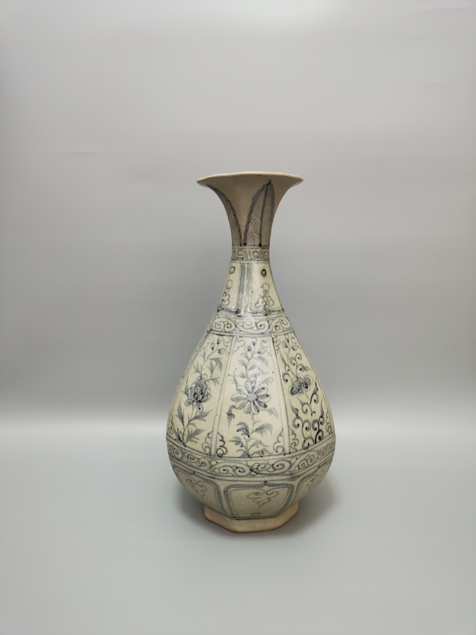 【北风博物馆】元青花八方玉壶春瓶 此件青花玉壶春瓶高31cm;口径9.