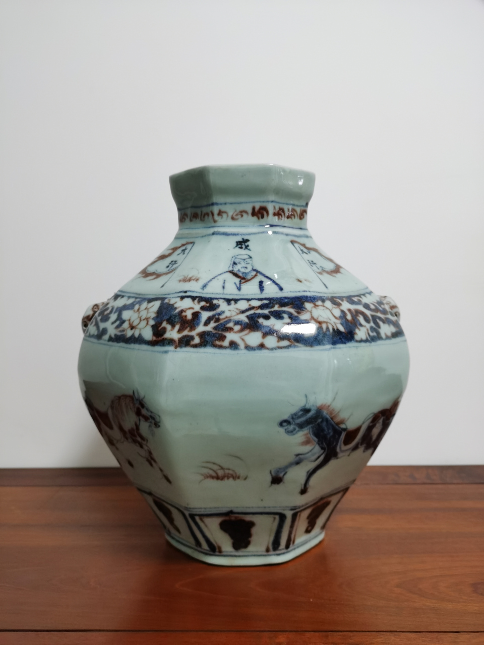 青花釉里红器鉴赏61元代 鸭蛋青釉,人物故事,四骏图,兽头双耳八棱罐