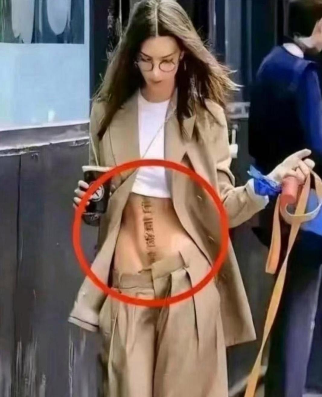 她身着性感,那显眼纹身一下抓住我的目光