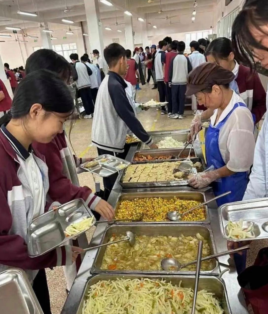 中学食堂的饭菜到底咋样?这可是不少人心里的疑惑