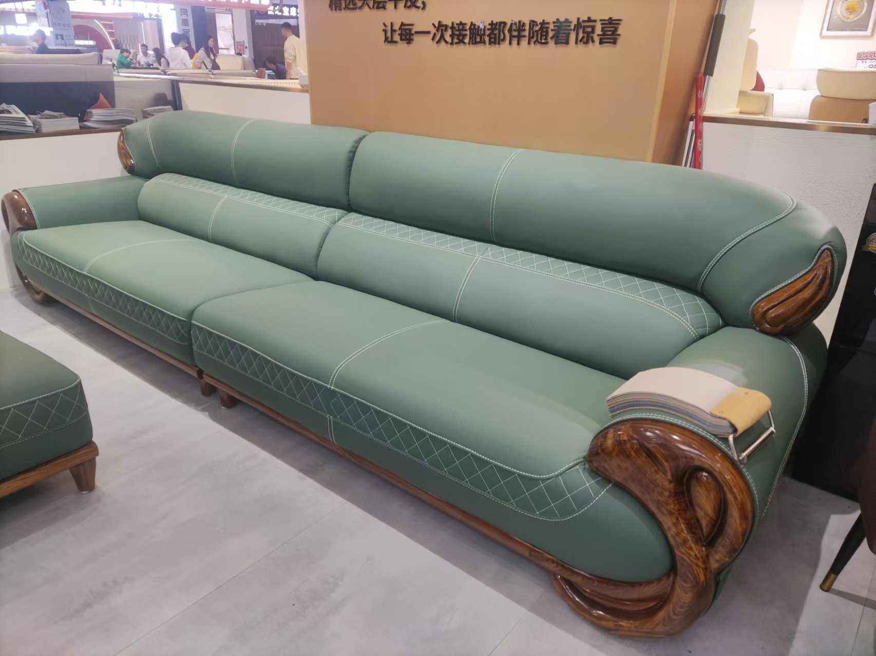 "哇,这沙发手感真不错,每次坐上去都惊喜满满!