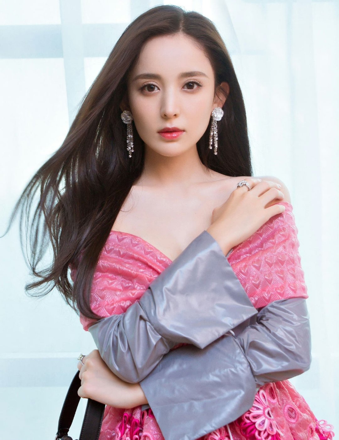 古力娜扎身着粉裙,宛如春日樱花盛开,真是美的让人窒息!