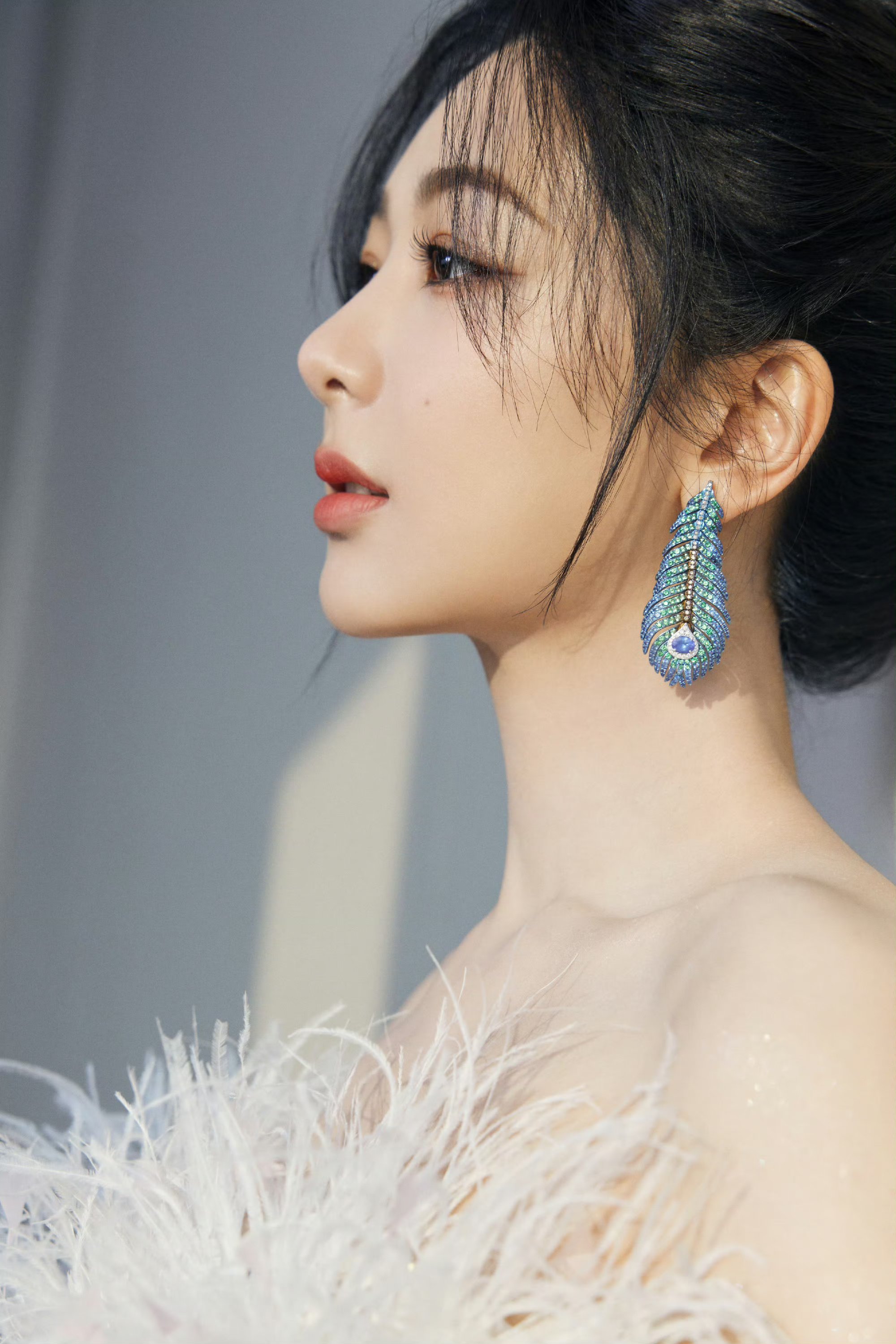 杨紫身穿白色羽毛裙,仿佛是童话里的公主走出荧幕,耳环摇曳,不仅增添