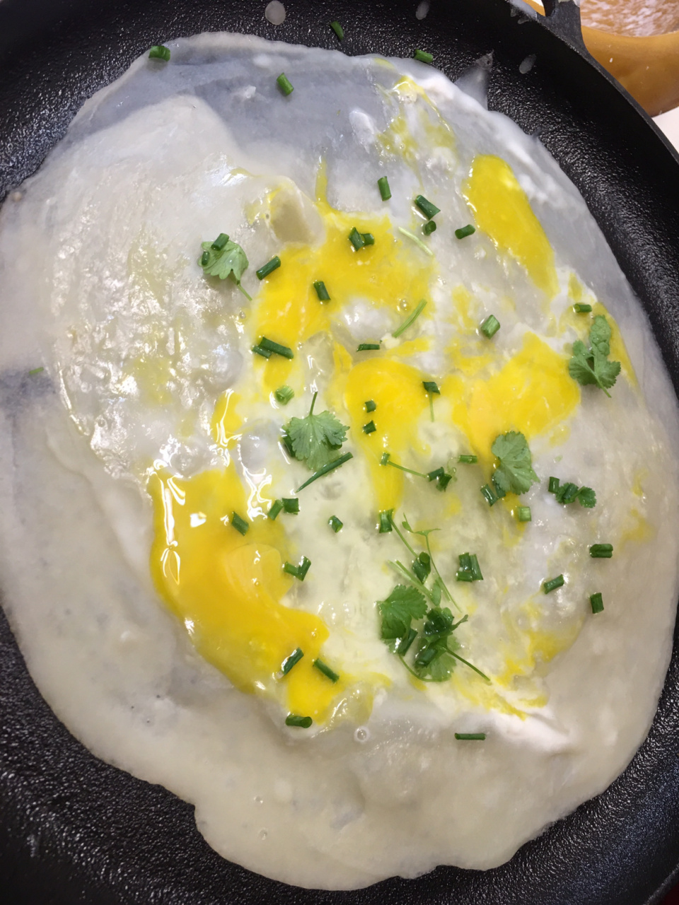 小吃摊鸡蛋饼的做法,1碗面粉加半小勺食盐加1碗半温水搅匀,醒30分钟