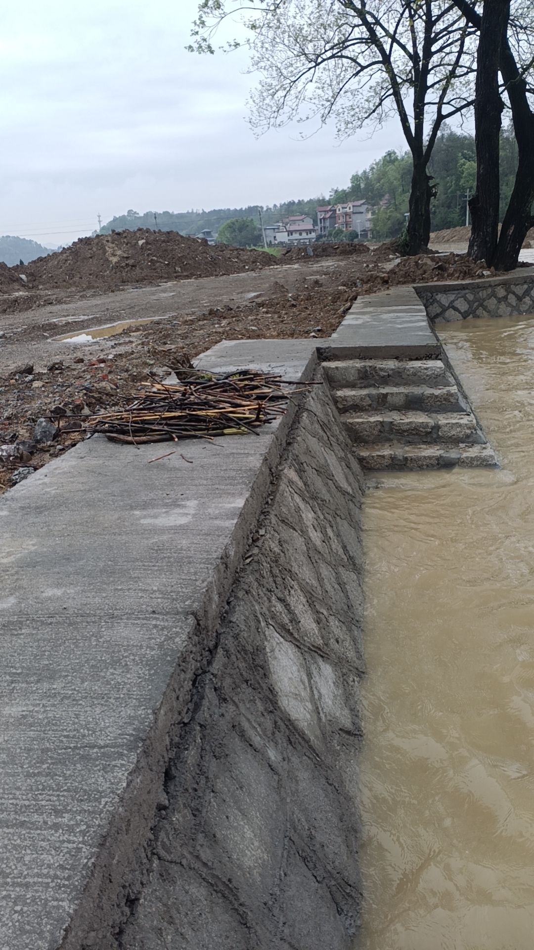 路基沉砂池图片挖机炮涵洞马路上混凝土图片土石坝坡脚盖重压渗河道