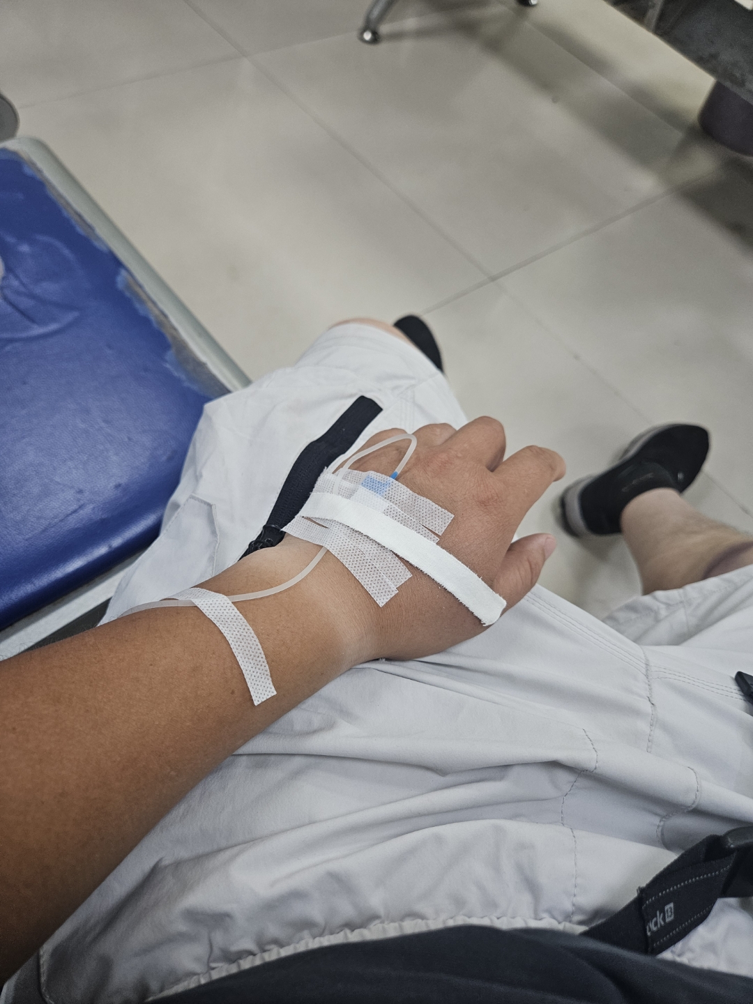 受伤了,打吊瓶!