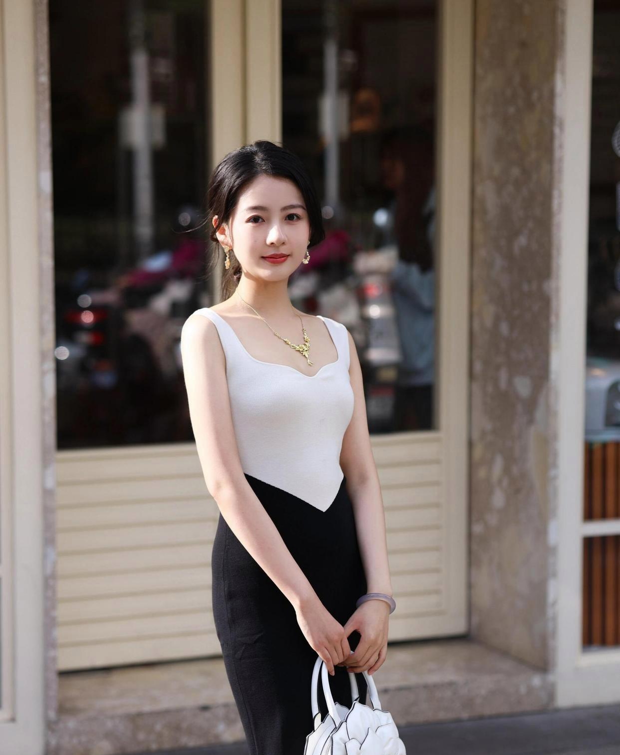 举手投足间,风情万种,仿佛一幅流动的画卷,让人忍不住为之倾倒.