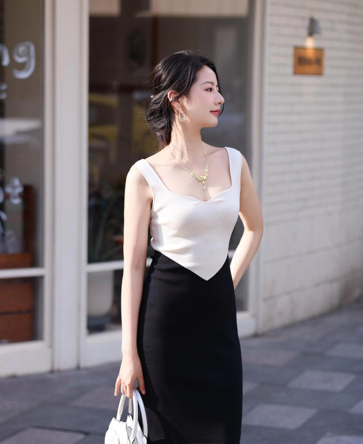 举手投足间,风情万种,仿佛一幅流动的画卷,让人忍不住为之倾倒.