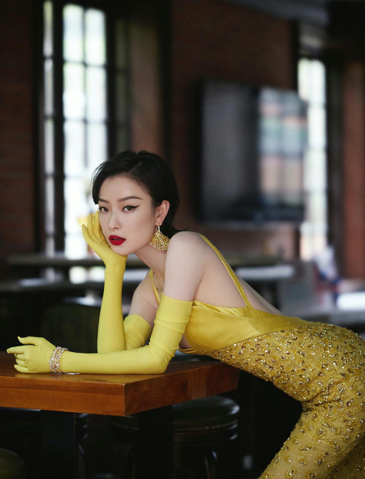 由拍摄《金陵十三钗》出道的倪妮,金色露背造型还是比较美的,尽显高贵