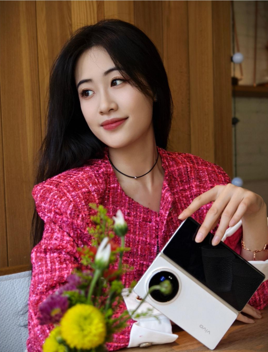 她那双明亮的眼睛,宛如璀璨的星辰,闪烁着迷人的光芒,仿佛能勾人魂魄