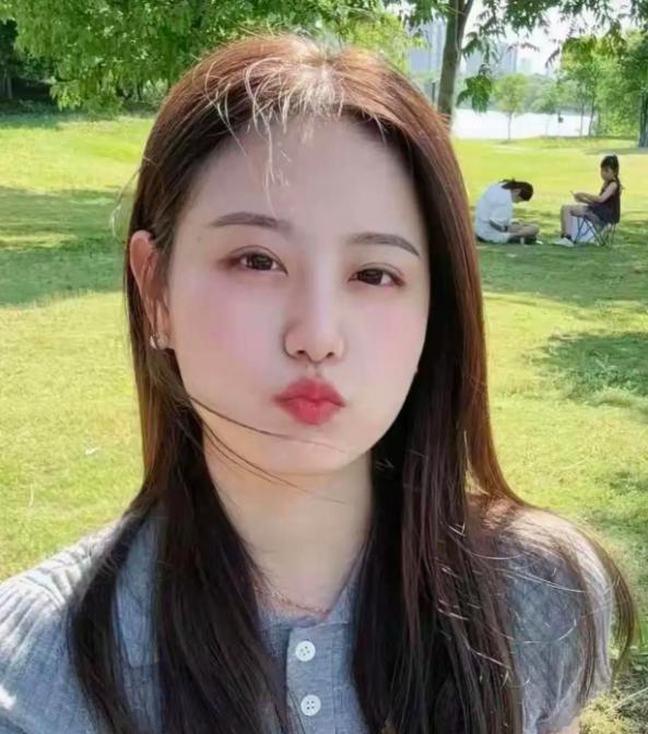 美女娇容映眼前 小嘴嘟嘟惹人怜 朱唇轻启含情韵 恰似春花绽笑妍.
