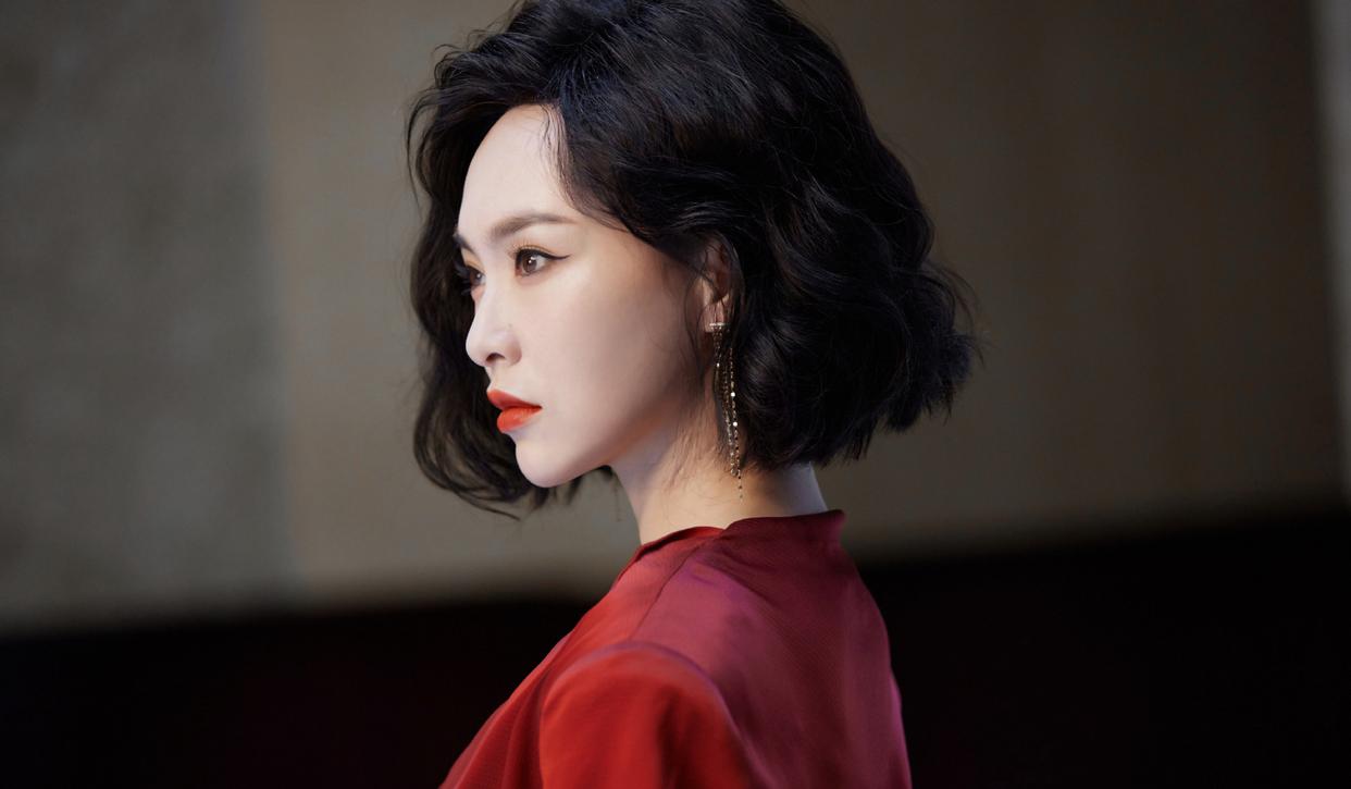 "唐嫣今日份的优雅,红色长裙衬得她温婉动人,侧颜杀太迷人啦!