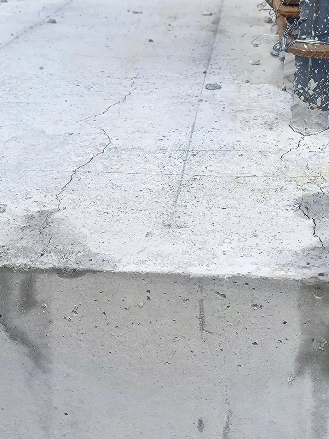 各位建造师,监理工程师,混凝土浇筑今天后,出现这样的裂缝是什么原因