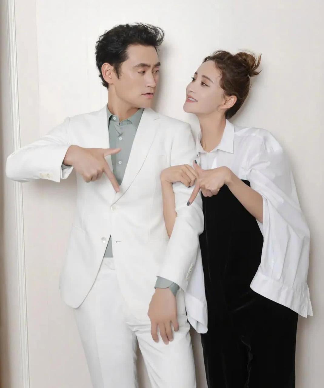 袁弘张歆艺夫妇甜蜜合影,笑容满面羡煞旁人!