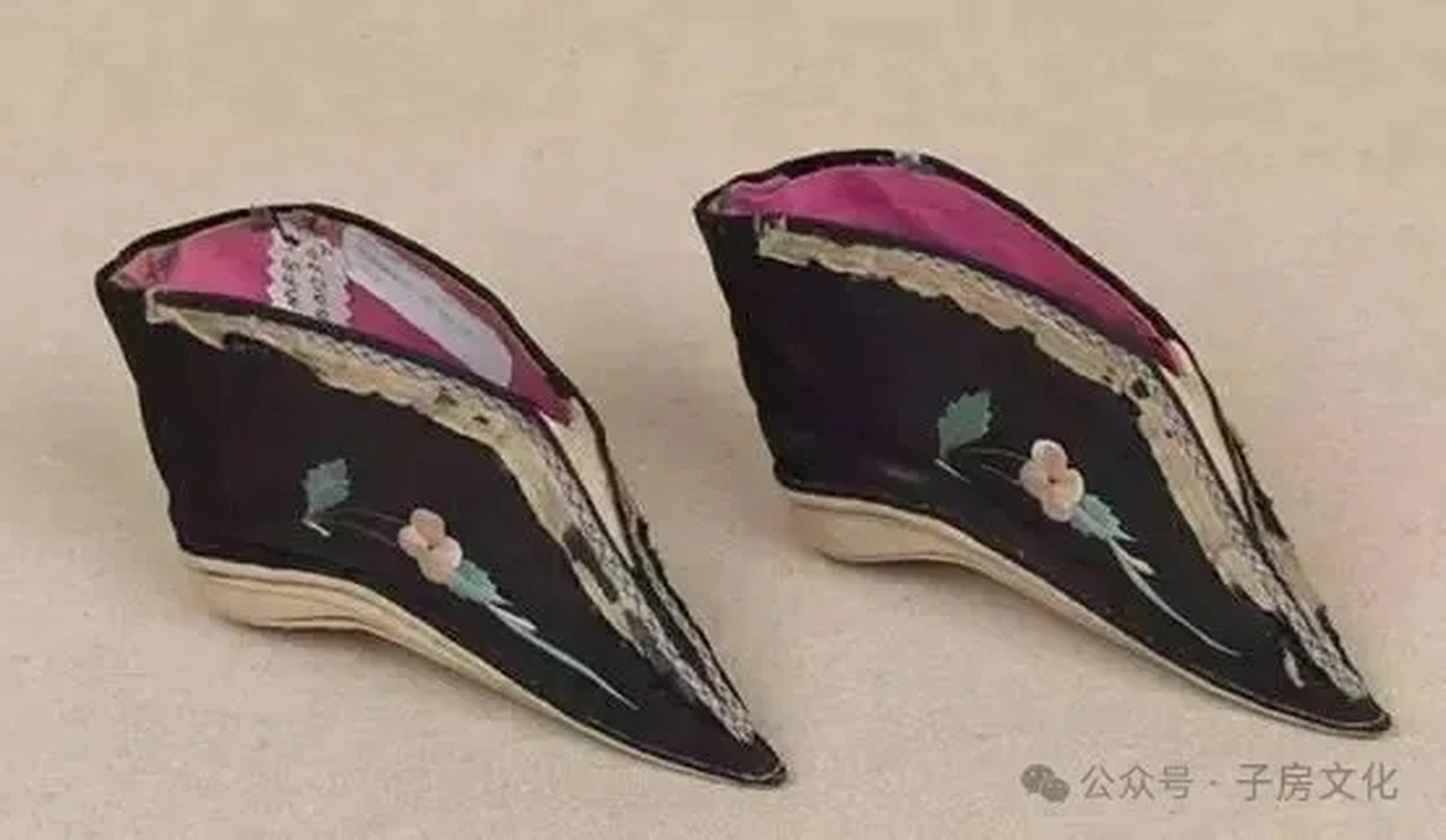 三寸金莲的鞋子虽然挺好看但是我一点都不喜欢.