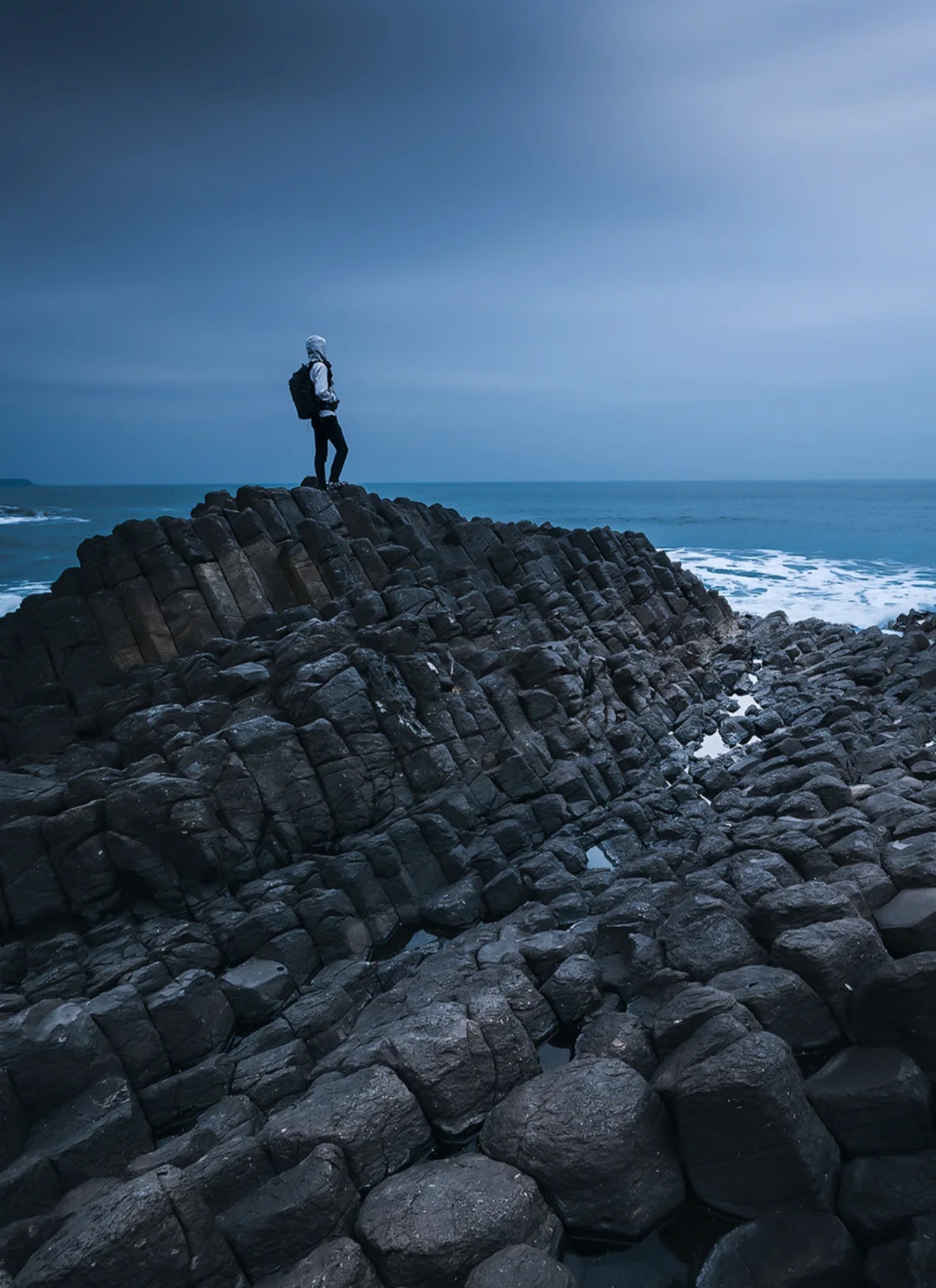 背影非常现实的生活图片两边都是深海中间一条路一个人在上面行走一个