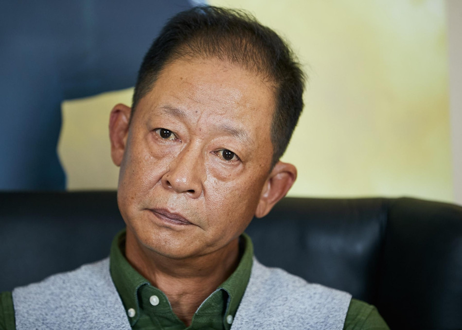 王志文说:"一个男人不吸烟,不喝酒,不嫖娼,不赌博,性格内向,不喜欢