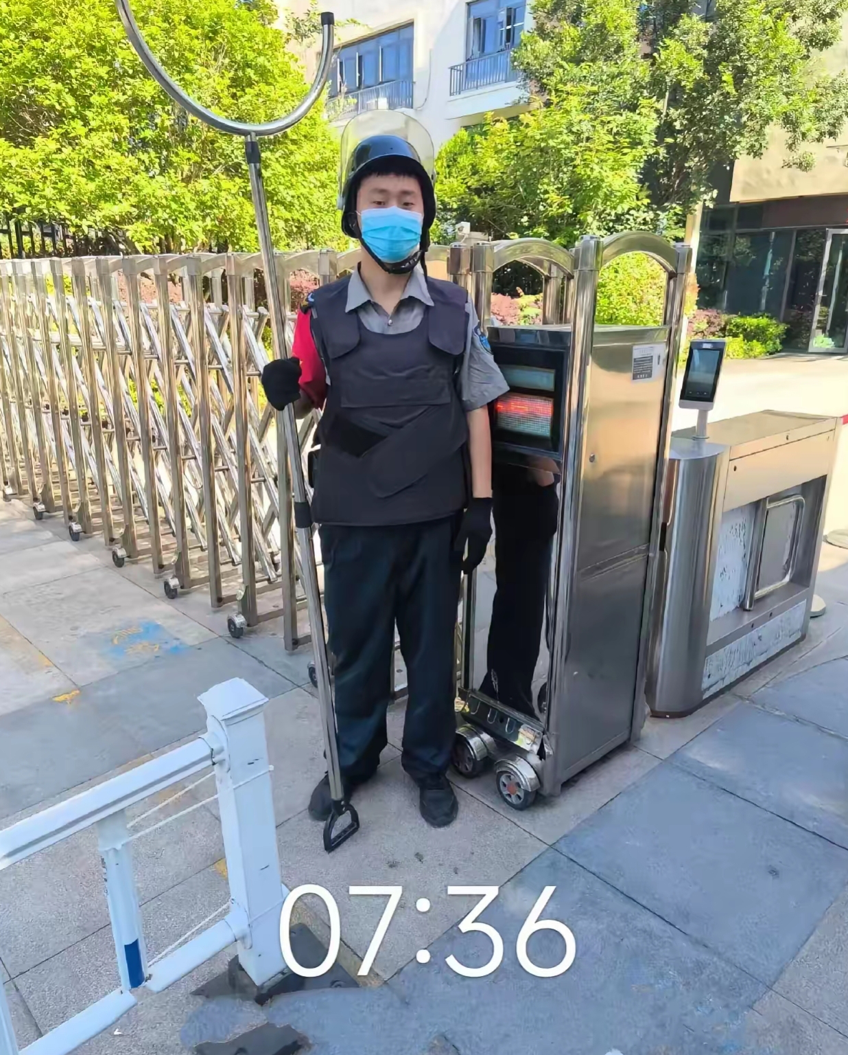 学校保安8小时6000电话(飞机场招聘保安8000一个月)