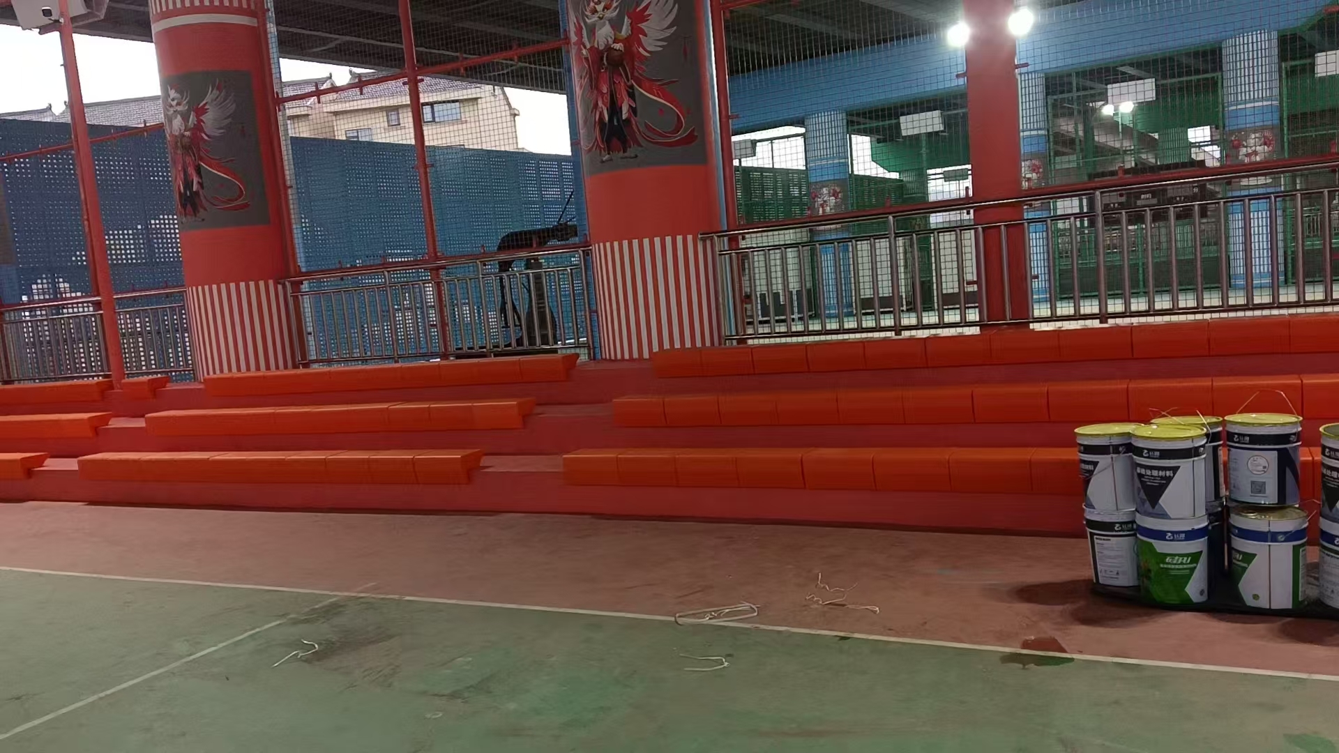 哇,这儿的篮球场好大,红色看台好抢眼,运动完补充能量得 