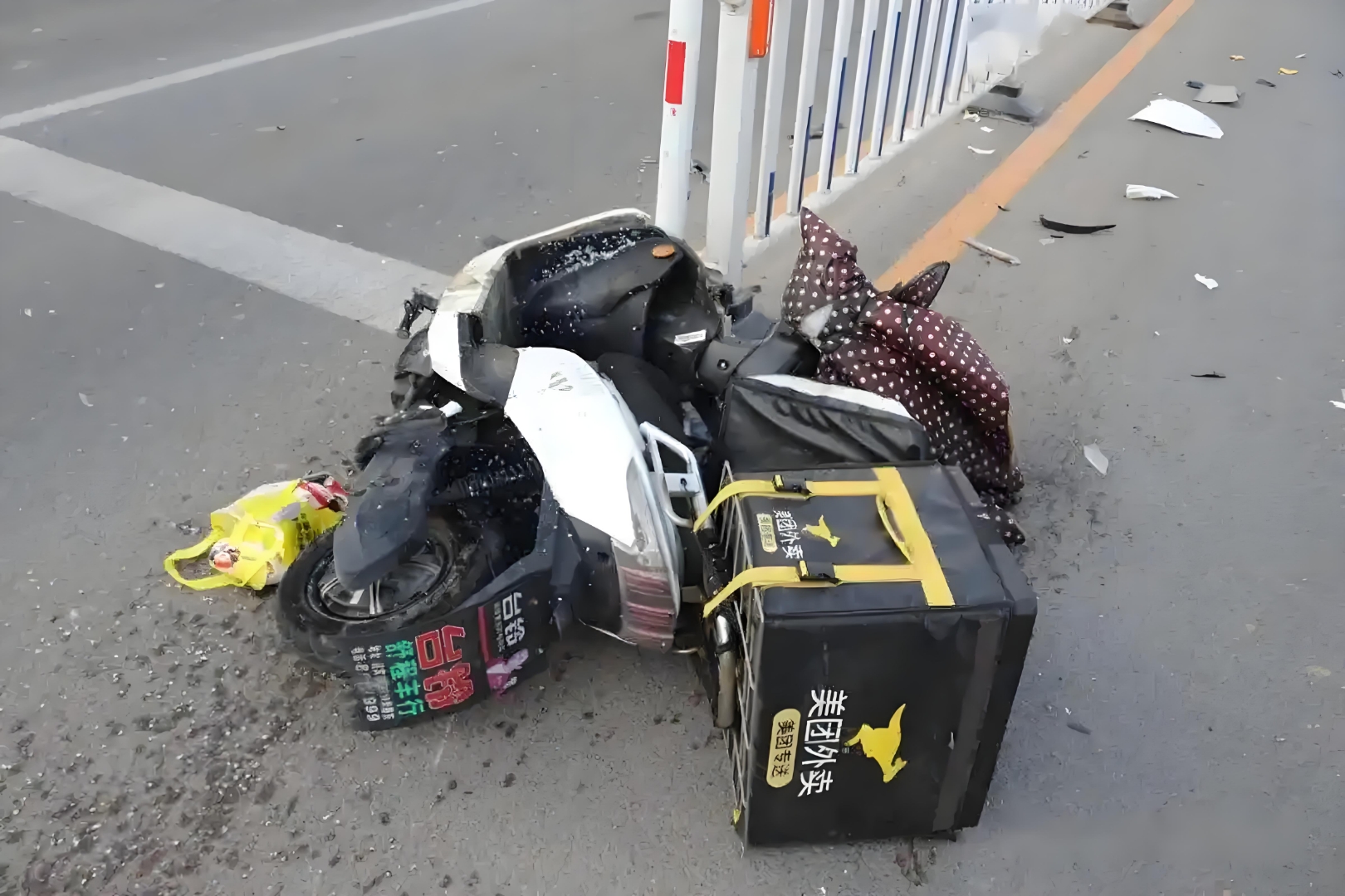 受伤图片骑手摔跤图片骑手被撞骑手摔倒图片骑手被撞图片骑手撞车图片