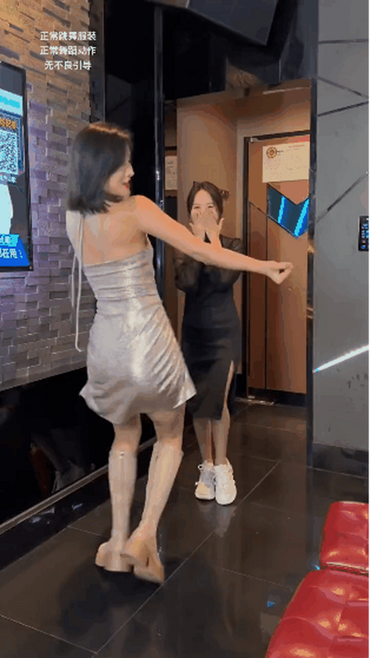 小姐姐这真的是到了ktv彻底放飞自我了#趣图搞笑