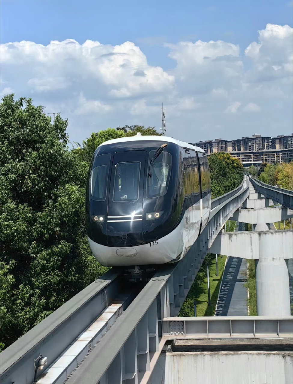 去重庆市区,坐的璧山比亚迪云巴转1号线,云巴在外观上更像mini版的