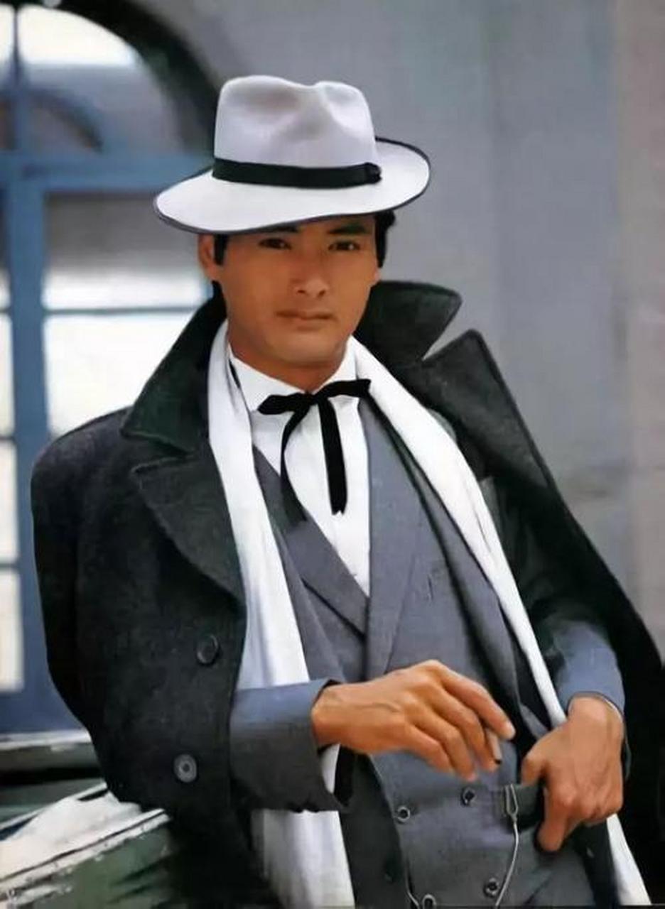 听说周润发小时候特别淘气,有一次别人上厕所,他点燃一串爆竹扔在粪坑