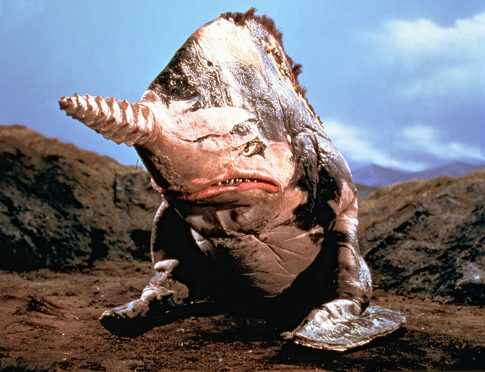 深海怪兽古维拉(一代),身高50米,体重3万5千吨,登场于初代奥特曼第24