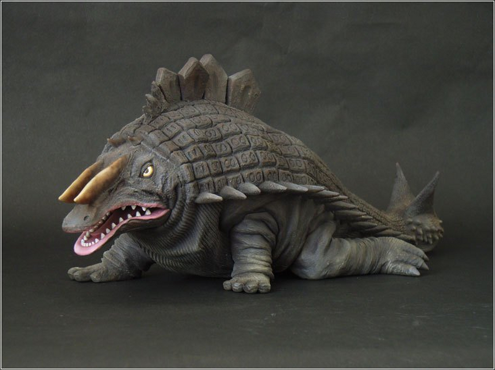 钢铁怪兽史盖顿(一代),身高60米,体重20万吨,登场于初代奥特曼第34集