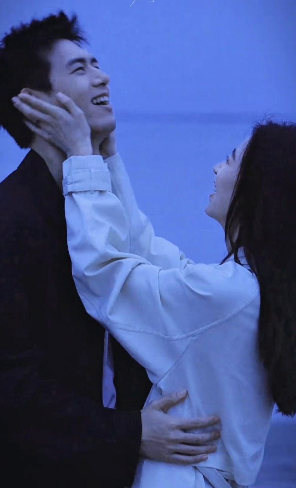 李现和周雨彤的新剧《春色寄情人》吻戏海报曝光,氛围感简直不要太强!