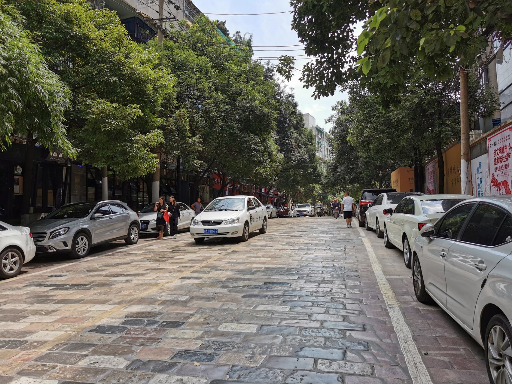 省府路:         贵阳市老城区中心的一条老街.长500米,宽20米.