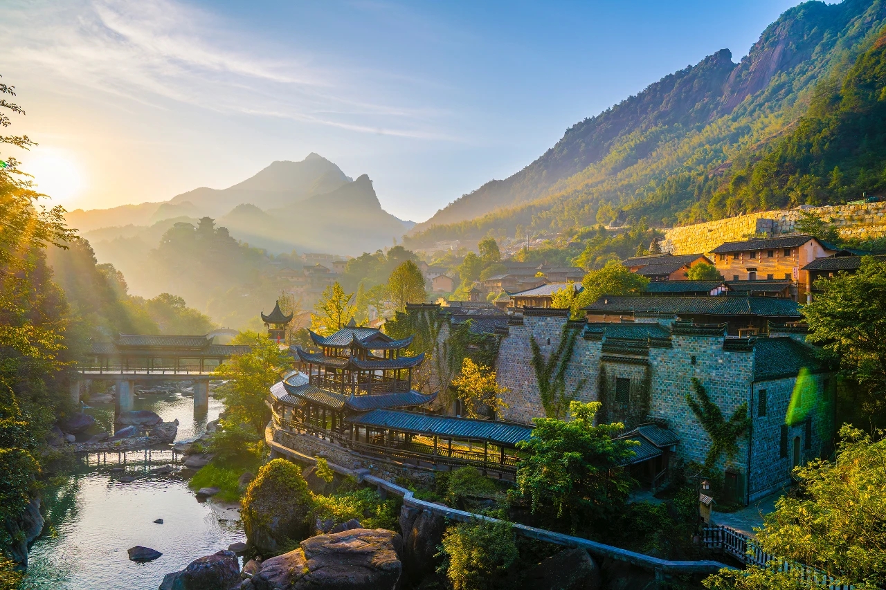 【上饶文旅出圈出彩】葛仙山景区祈福带一路飘红,鄱阳县吃小龙虾的