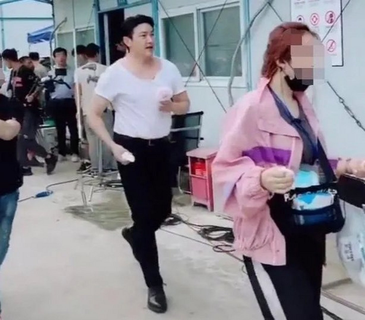 44岁陆毅中年发福,啤酒肚凸起膀大腰圆没脖子,胖到撞脸老奶奶  穿着白