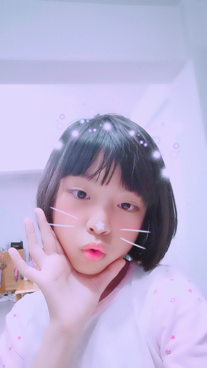 "小女孩的齐耳短发,透着青春的活力,粉色的衬衫让她看起来甜美可爱.