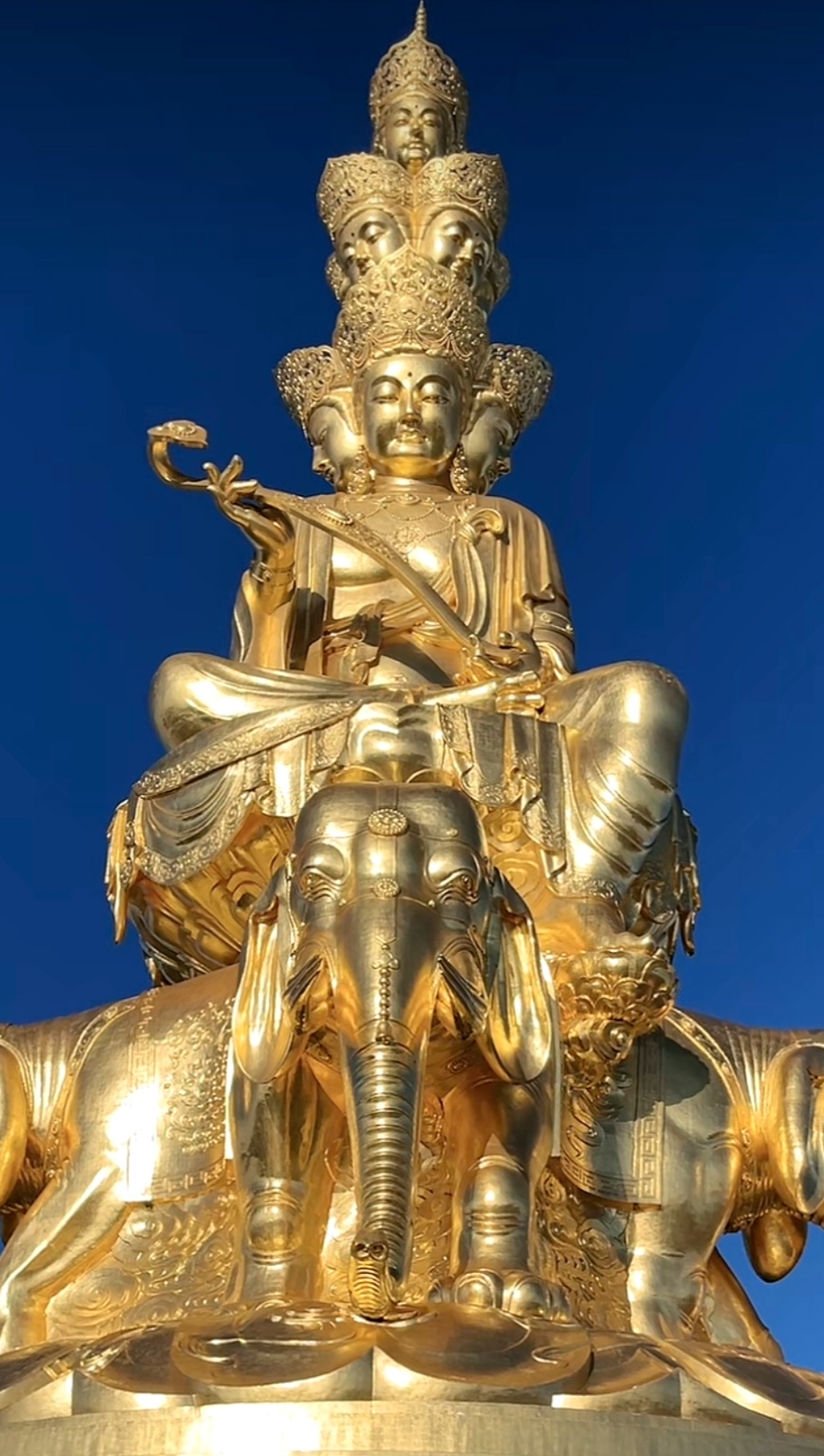 峨眉山金顶普贤菩萨宝相  这尊金光闪闪的佛像,在蓝天下更显庄严神圣