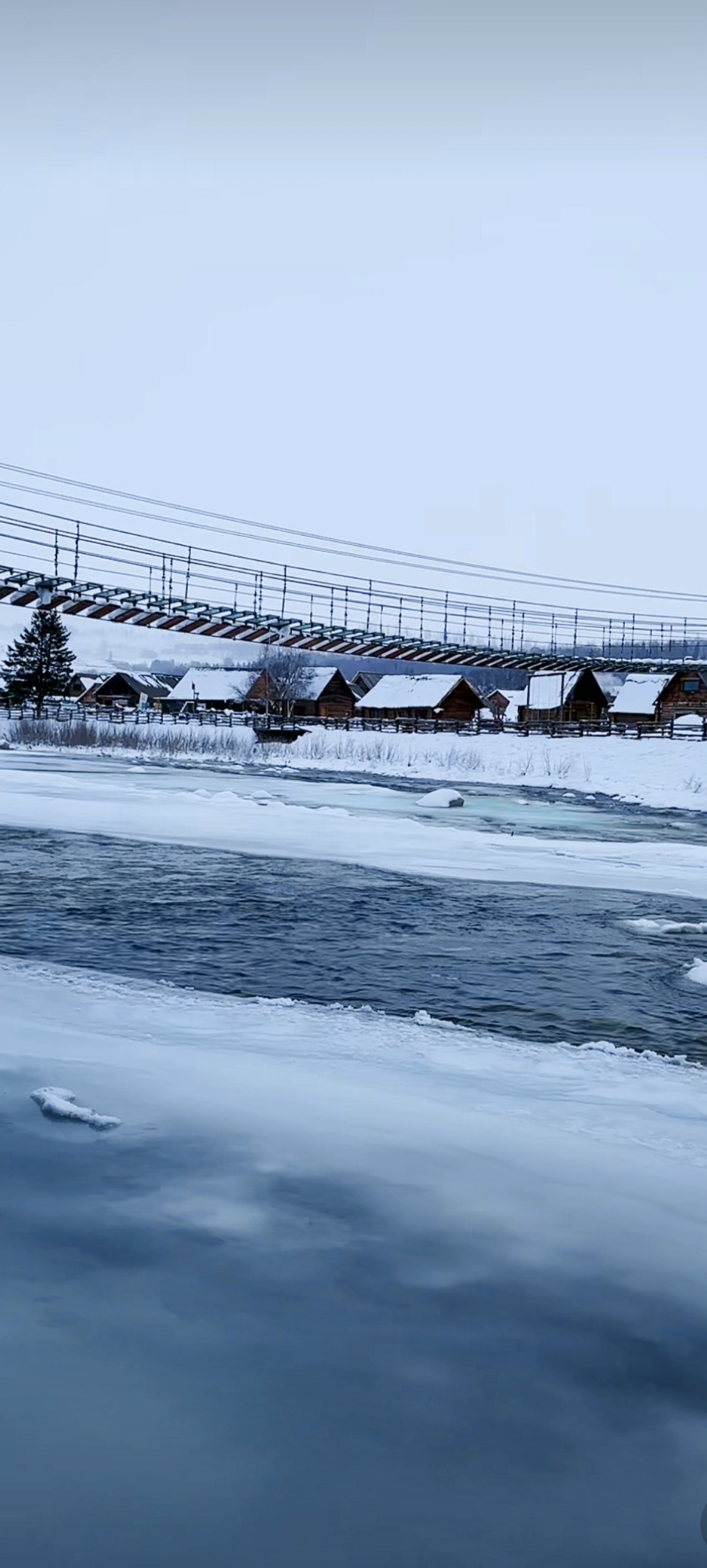 哇,这雪景美得像童话,桥上的小屋子别有一番风味,河水结冰啦,小心滑倒