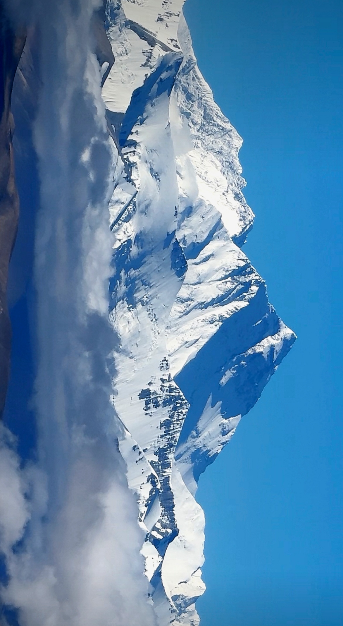 云端之上,雪峰如画,心随境转,自在如风.