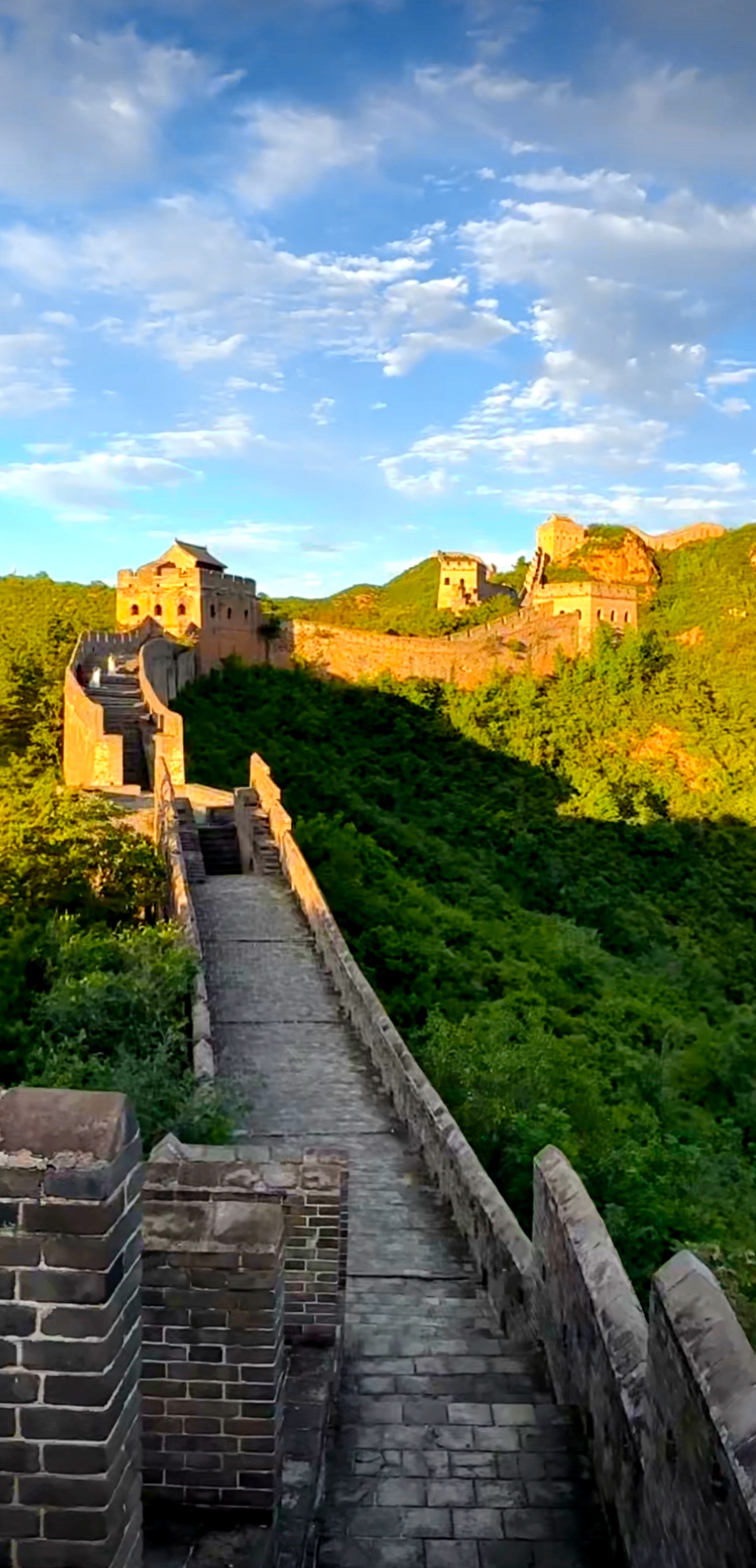 哇,这长城的夕阳美景,让人仿佛穿越回了古代!