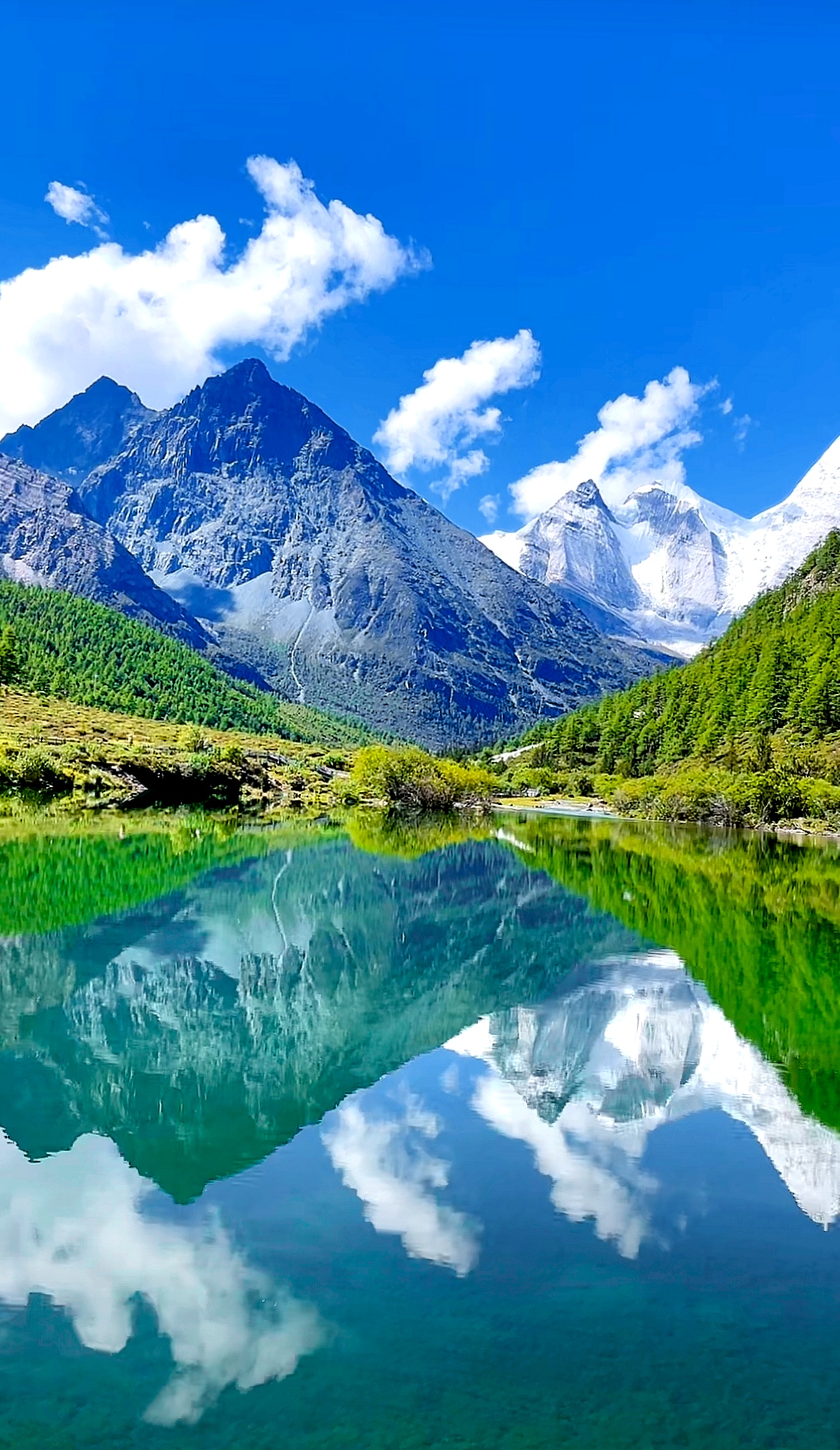 山湖美景,宛如仙境,让人心旷神怡