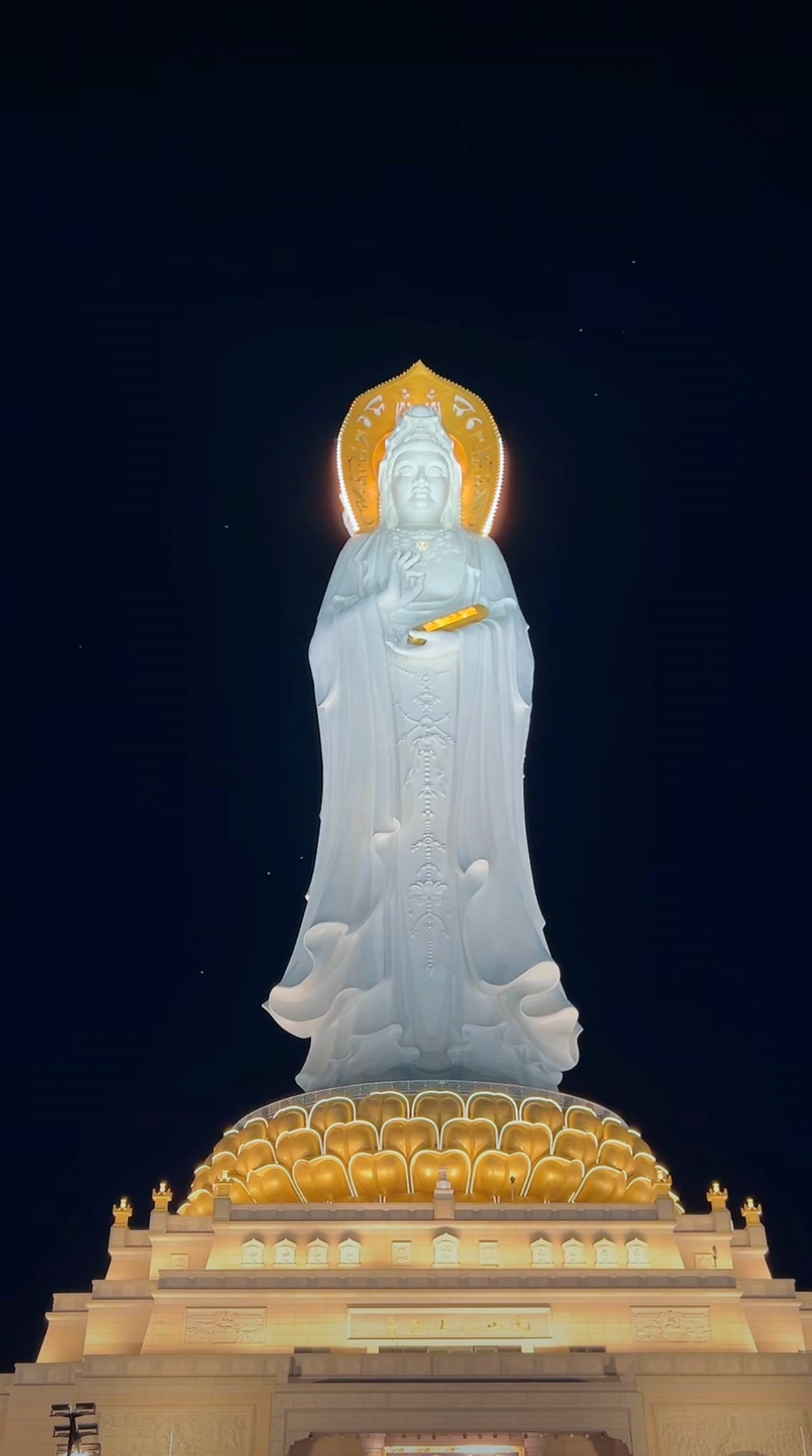 南海观音  夜空下,一尊庄严的佛像静静守望,金光闪耀中透露着宁静与