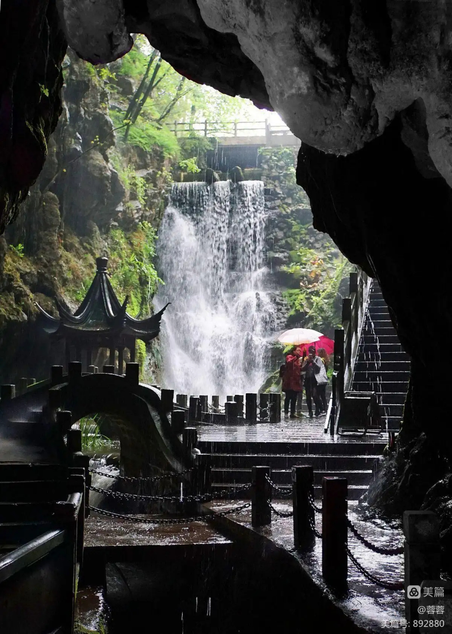 [鲜花]上联:欲界仙都心不染下联:只留真气向苍穹[鲜花]