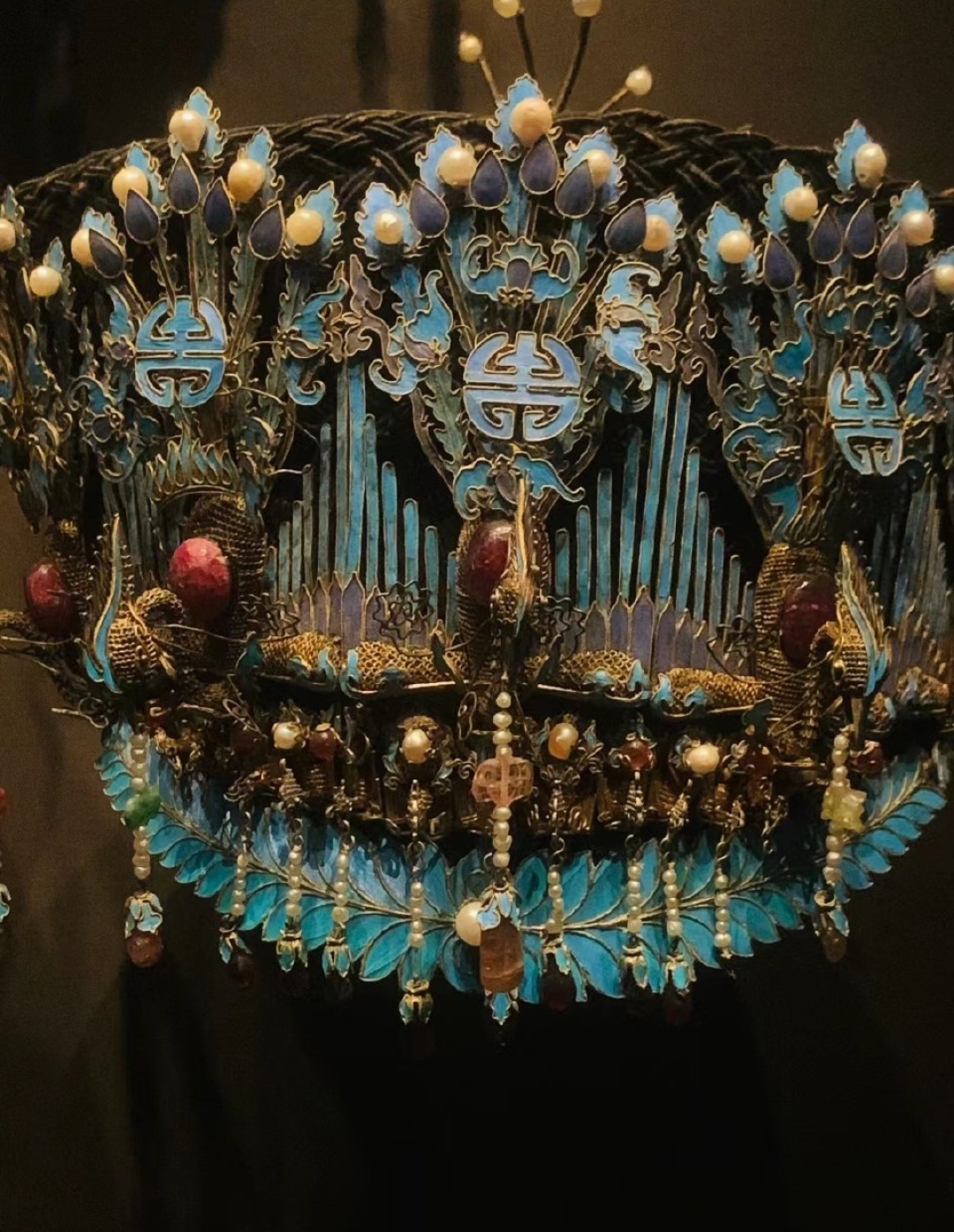 点翠所用的翠羽又分硬翠和软翠.