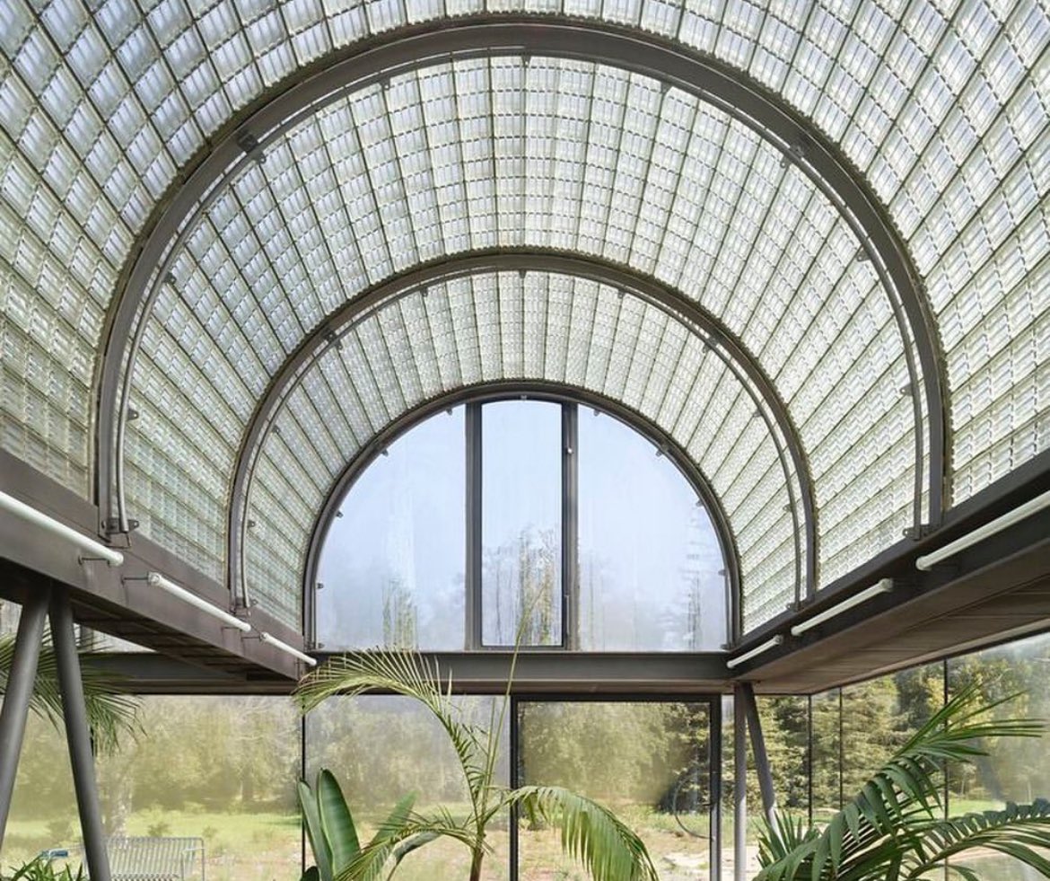 用玻璃砖建筑的房屋,看起来别有特色.