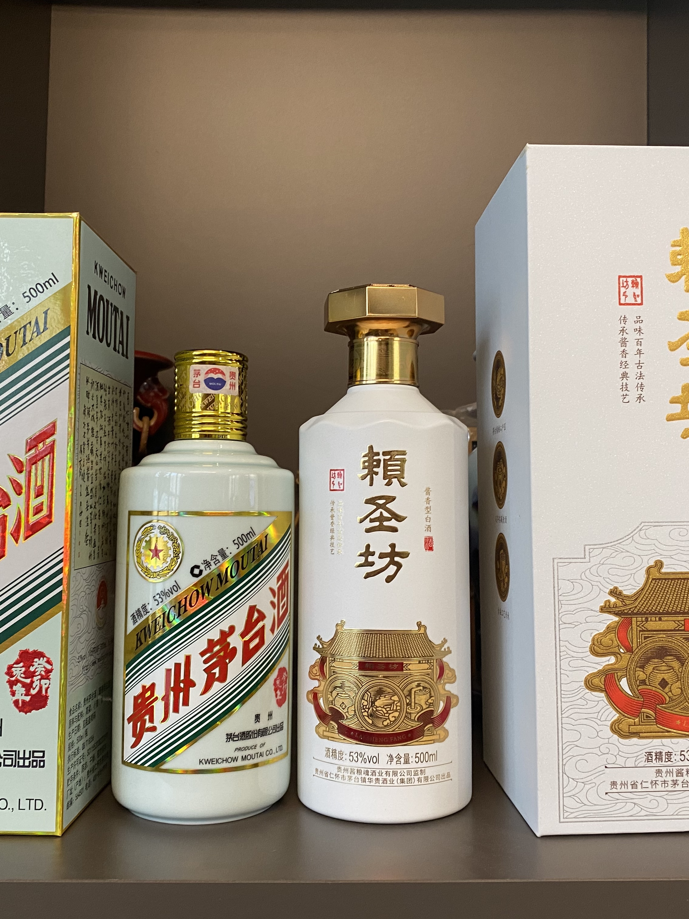 酱香崛起:探寻茅台镇的酒香秘密  在这个白酒世界中,有一个名字无人不